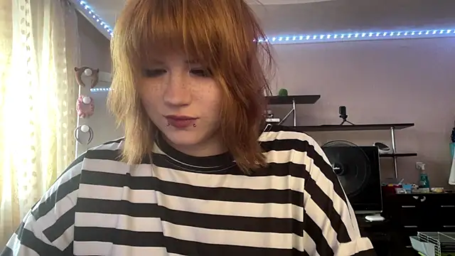 Snapshot of HelloKinki chatting on 06.22.26 HelloKinki online show from 06.22.26