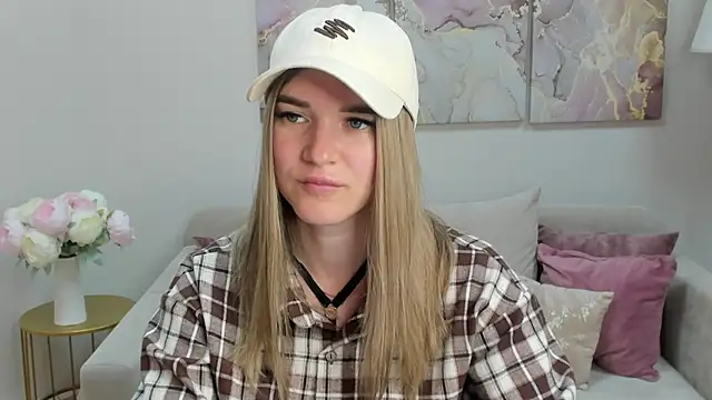Snapshot of RoxyReignn chatting on 06.19.26 RoxyReignn online show from 06.19.26