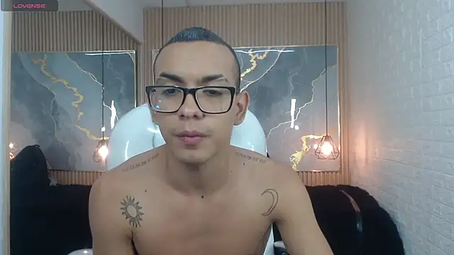 Snapshot of maximiliano_hotdevil chatting on 05.25.26 maximiliano hotdevil online show from 05.25.26