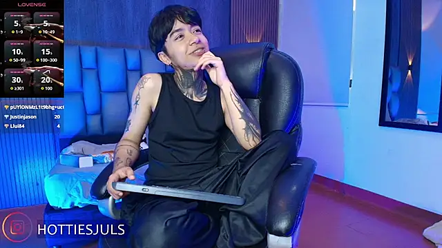 Snapshot of hottiesjuls chatting on 07.28.26 hottiesjuls online show from 07.28.26