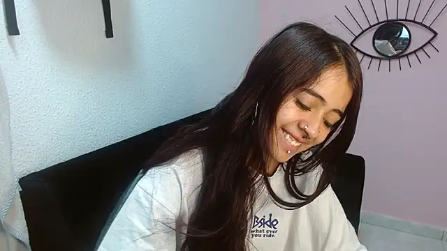Snapshot of sofiacumgil chatting on 06.13.26 sofiacumgil online show from 06.13.26