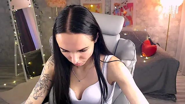 Snapshot of NicoleMerz chatting on 06.23.26 NicoleMerz online show from 06.23.26