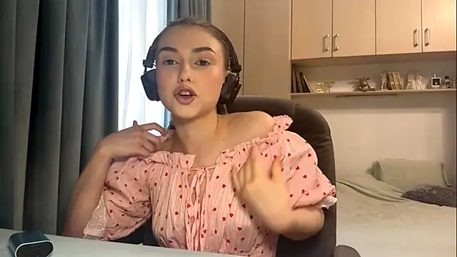 Snapshot of CameTruce chatting on 06.19.26 CameTruce online show from 06.19.26
