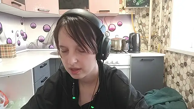 Snapshot of Saranade chatting on 06.29.26 Saranade online show from 06.29.26