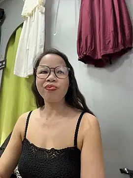 Snapshot of honghong_mother chatting on 06.28.26 honghong mother online show from 06.28.26