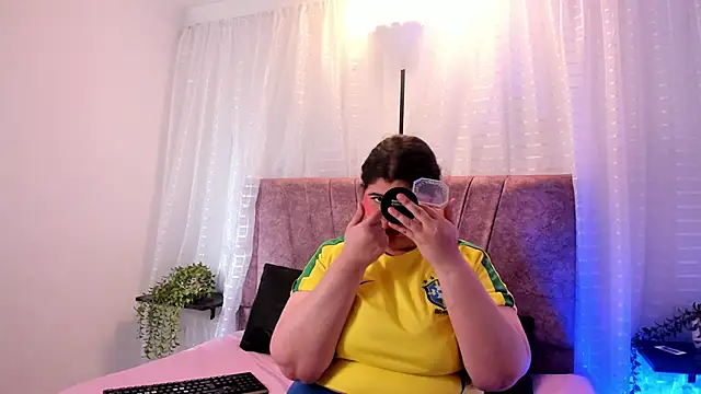 Snapshot of Emilie_Jones chatting on 06.13.26 Emilie Jones online show from 06.13.26