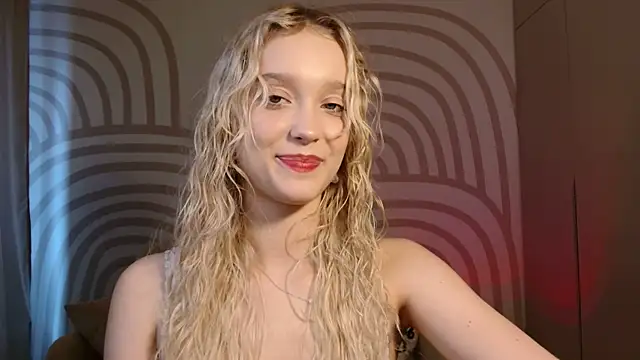 Snapshot of QueenSerenaa chatting on 06.15.26 QueenSerenaa online show from 06.15.26