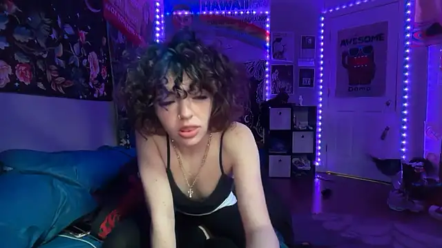 Snapshot of petitewhitebaee chatting on 06.13.26 petitewhitebaee online show from 06.13.26