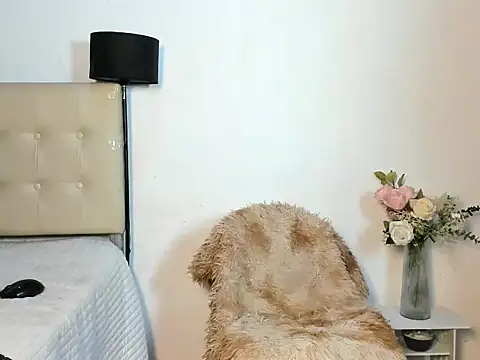 Snapshot of YourladyLia_ chatting on 06.17.26 YourladyLia online show from 06.17.26