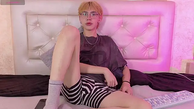 Snapshot of Kim_Adrien chatting on 07.12.26 Kim Adrien online show from 07.12.26