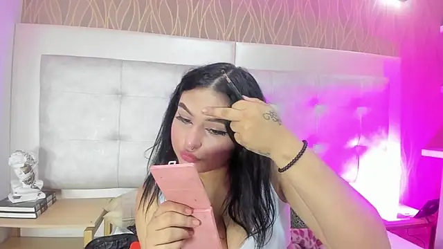 Snapshot of NaomiWhite_ chatting on 07.18.26 NaomiWhite online show from 07.18.26