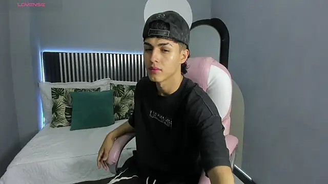 Snapshot of Axel_Mendozaa chatting on 06.12.26 Axel Mendozaa online show from 06.12.26