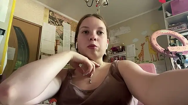 Snapshot of Aileyn chatting on 06.18.26 Aileyn online show from 06.18.26