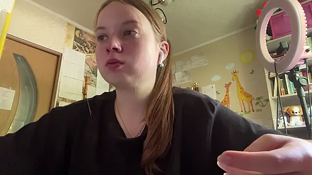 Snapshot of Aileyn chatting on 07.20.26 Aileyn online show from 07.20.26