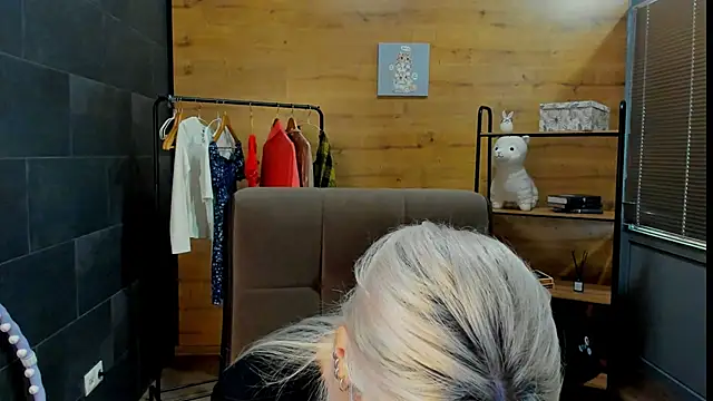 Snapshot of DaisyHopkins chatting on 06.20.26 DaisyHopkins online show from 06.20.26