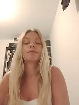 Snapshot of NinaHola chatting on 06.23.26 NinaHola online show from 06.23.26