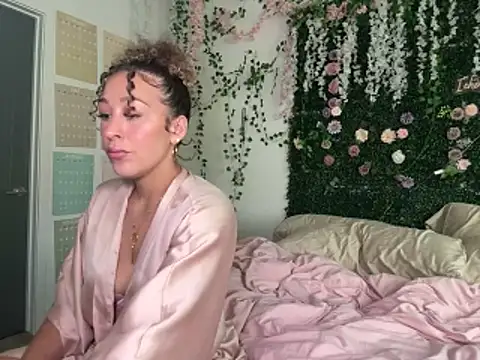 Snapshot of LyraCovee chatting on 06.07.26 LyraCovee online show from 06.07.26