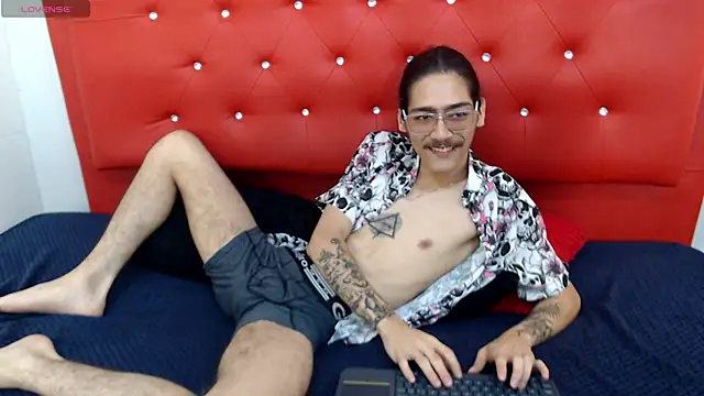 Snapshot of bigcock_robert chatting on 06.10.26 bigcock robert online show from 06.10.26