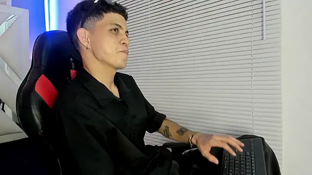 Snapshot of cameron_lux77 chatting on 06.26.26 cameron lux77 online show from 06.26.26