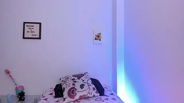 LauraToro  online show from 02.20.26