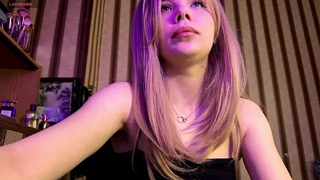 Snapshot of MilaJucy chatting on 06.13.26 MilaJucy online show from 06.13.26