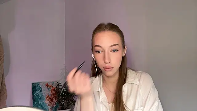 Snapshot of TraceyHowey chatting on 06.14.26 TraceyHowey online show from 06.14.26
