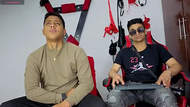 Snapshot of Alejandro_and_Deiby chatting on 06.19.26 Alejandro and Deiby online show from 06.19.26