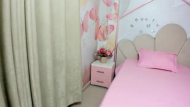 Snapshot of Millieskinny18 chatting on 06.19.26 Millieskinny18 online show from 06.19.26