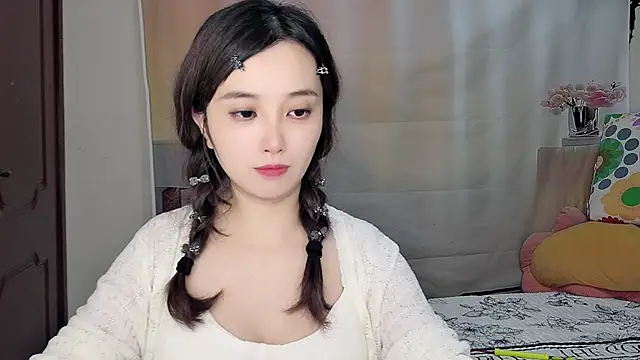 Snapshot of Yesqiko chatting on 06.18.26 Yesqiko online show from 06.18.26
