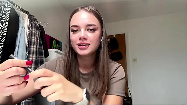 Snapshot of beautifulMira chatting on 06.14.26 beautifulMira online show from 06.14.26