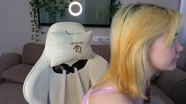 Snapshot of Emily_Miu chatting on 06.19.26 Emily Miu online show from 06.19.26