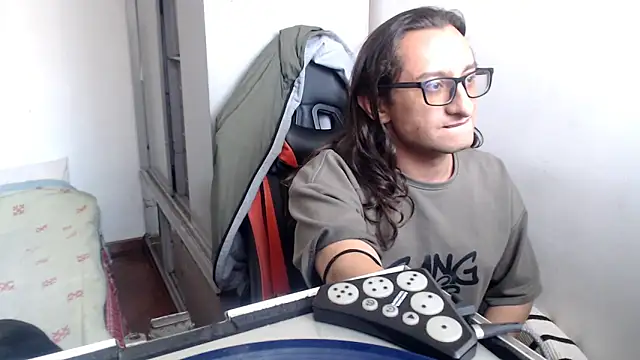 Snapshot of Latintemptation26 chatting on 06.19.26 Latintemptation26 online show from 06.19.26
