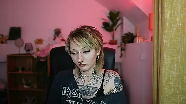 Snapshot of tattooedblondee18 chatting on 06.23.26 tattooedblondee18 online show from 06.23.26