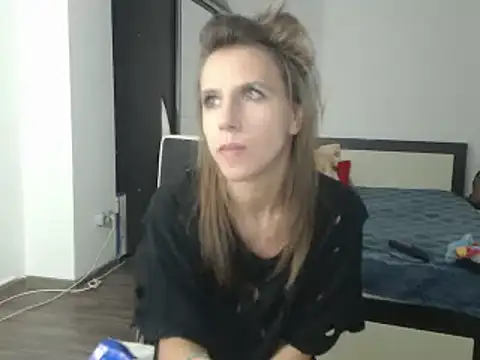 Snapshot of DedeSibel chatting on 02.22.25 DedeSibel online show from 02.22.25