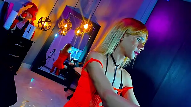 Snapshot of love_amor_ chatting on 12.12.24 love amor online show from 12.12.24