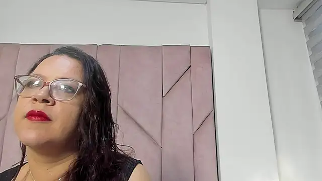 Snapshot of ELLE_HADID chatting on 07.25.26 ELLE HADID online show from 07.25.26