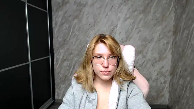 Reginasmilee online show from 03.13.25