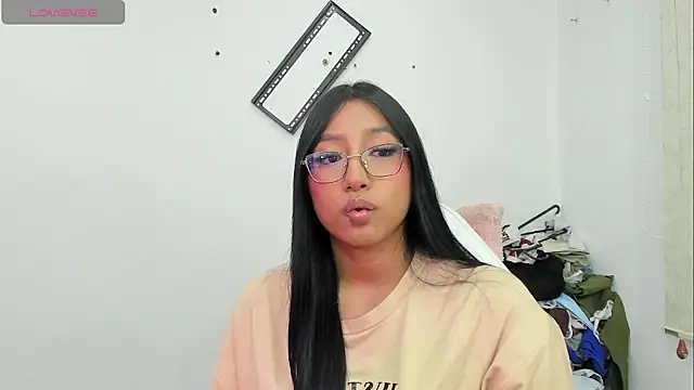 Snapshot of Bella_hart chatting on 07.19.26 Bella hart online show from 07.19.26