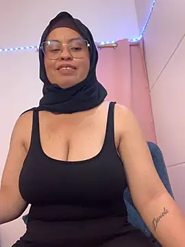 Snapshot of Amira-sult chatting on 07.19.26 Amira-sult online show from 07.19.26
