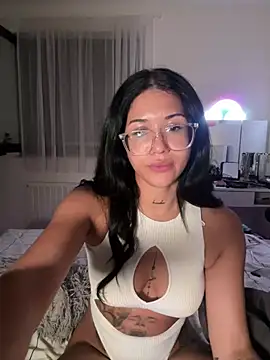 Snapshot of littlelatina chatting on 07.20.26 littlelatina online show from 07.20.26