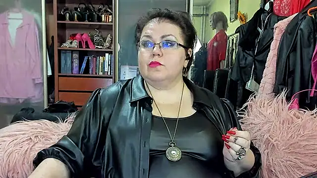 KaryQueen online show from 12.17.24