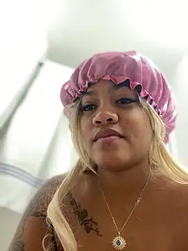 Snapshot of riri_brunnete chatting on 03.08.25 riri brunnete online show from 03.08.25