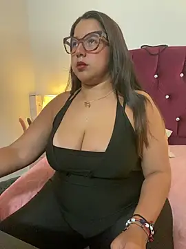 Snapshot of shara_ chatting on 12.20.25 shara online show from 12.20.25