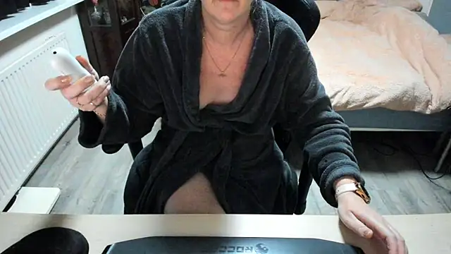 Snapshot of minoesje37 chatting on 02.13.25 minoesje37 online show from 02.13.25