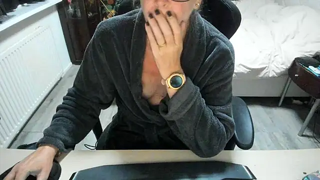 Snapshot of minoesje37 chatting on 09.24.25 minoesje37 online show from 09.24.25