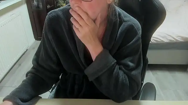 minoesje37 online show from 04.20.26