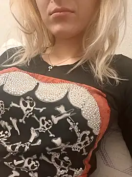 YogisticJuli666 online show from 10.20.25