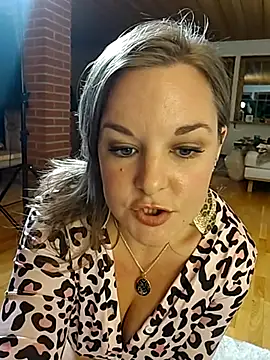 Snapshot of SwedishJennifer chatting on 11.18.25 SwedishJennifer online show from 11.18.25