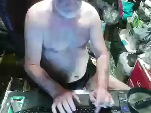 Snapshot of russtee chatting on 10.19.25 russtee online show from 10.19.25