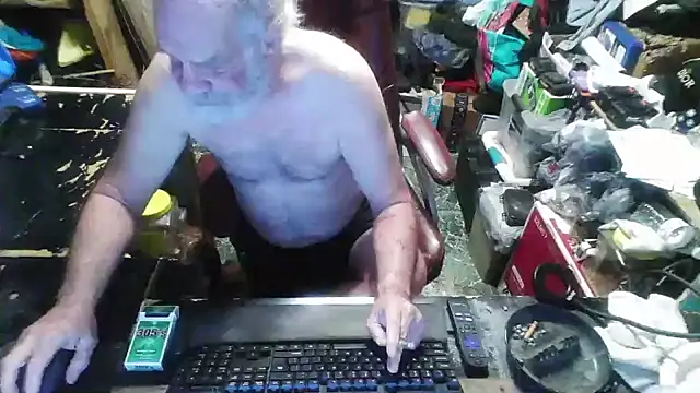 Snapshot of russtee chatting on 10.25.25 russtee online show from 10.25.25